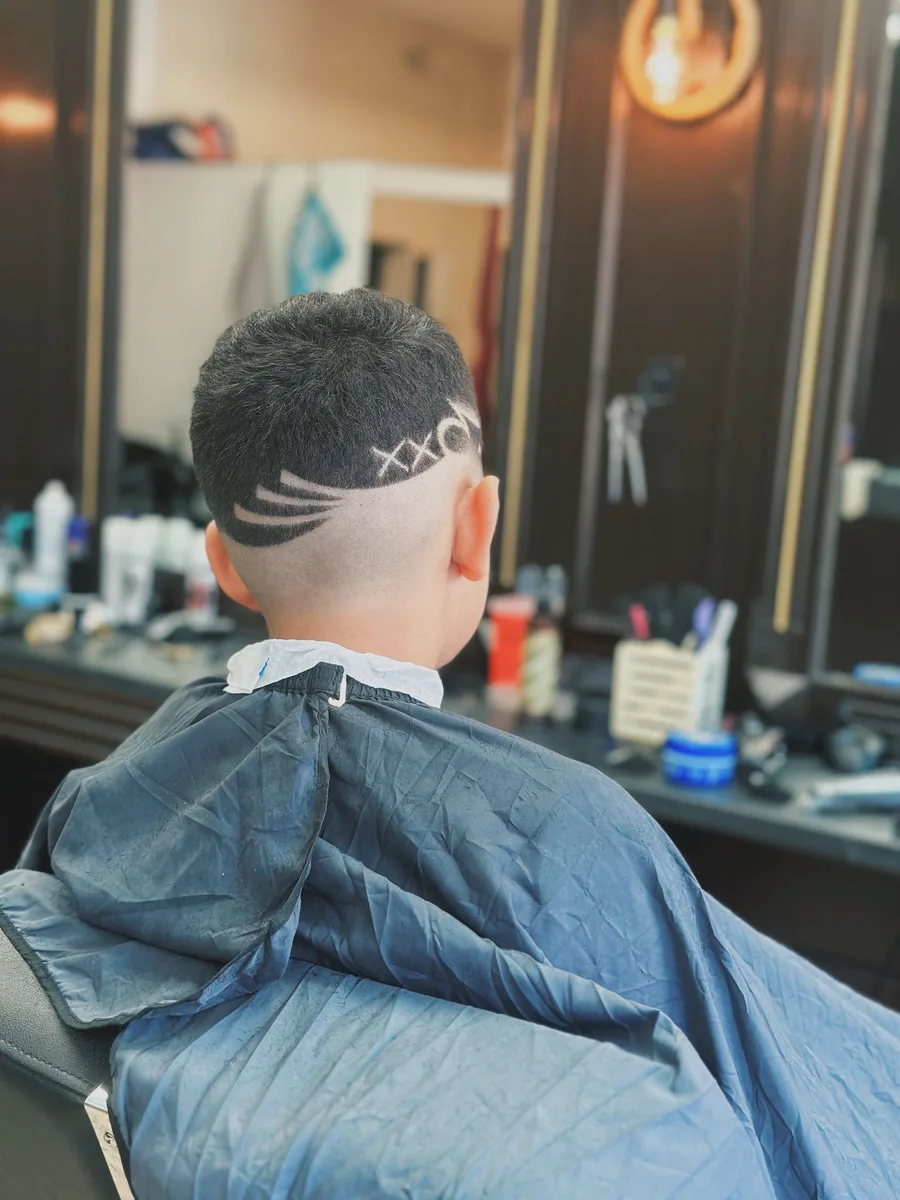 Sauberer Fade mit Design von hinten