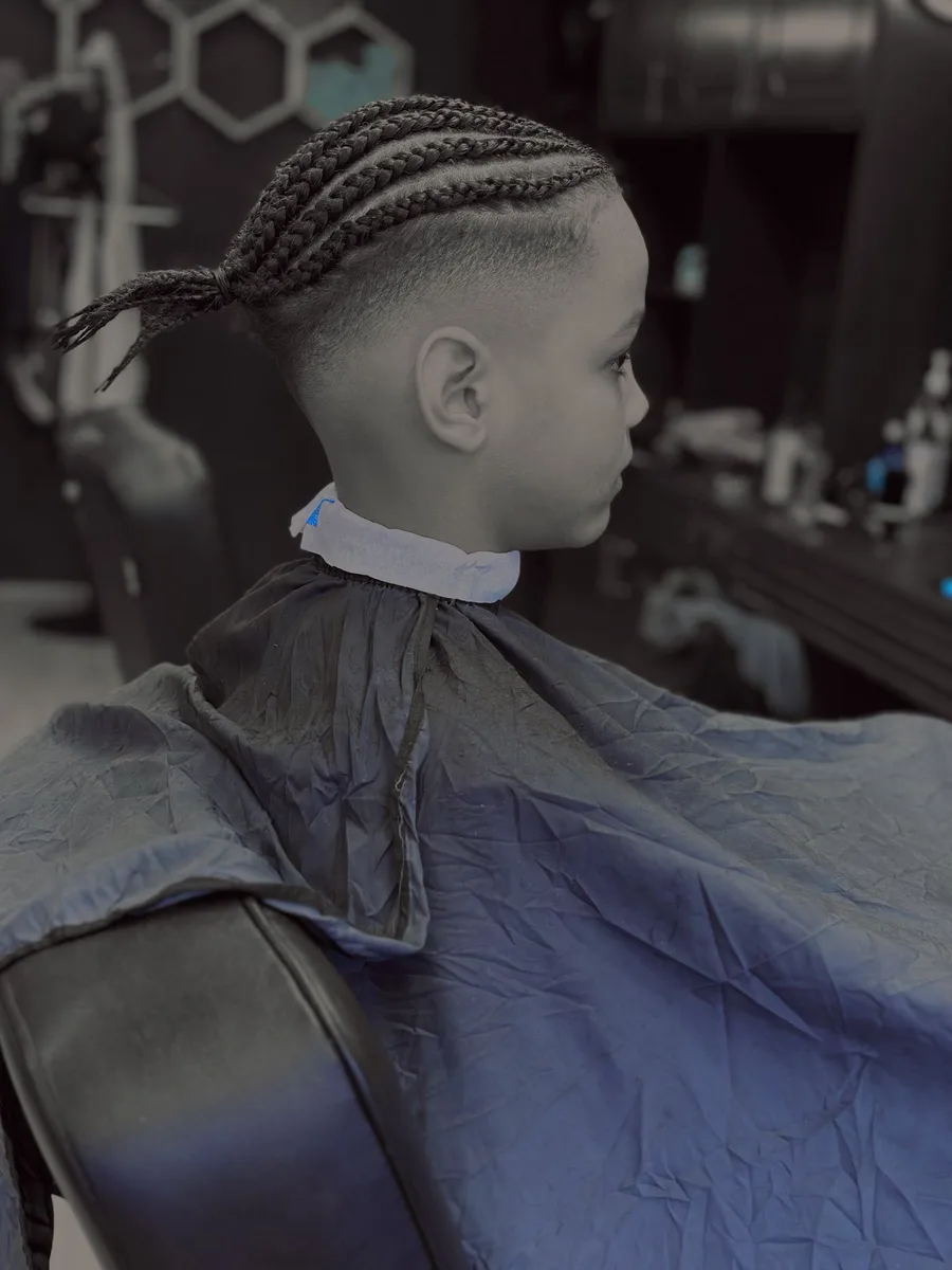 Saubere Designlinie im Haar