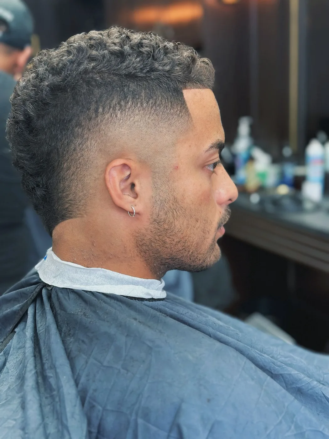 Lockiger Fade im Profil