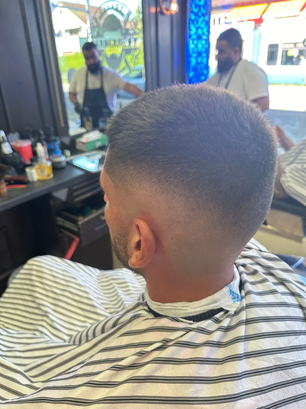 Sauberer Fade von hinten