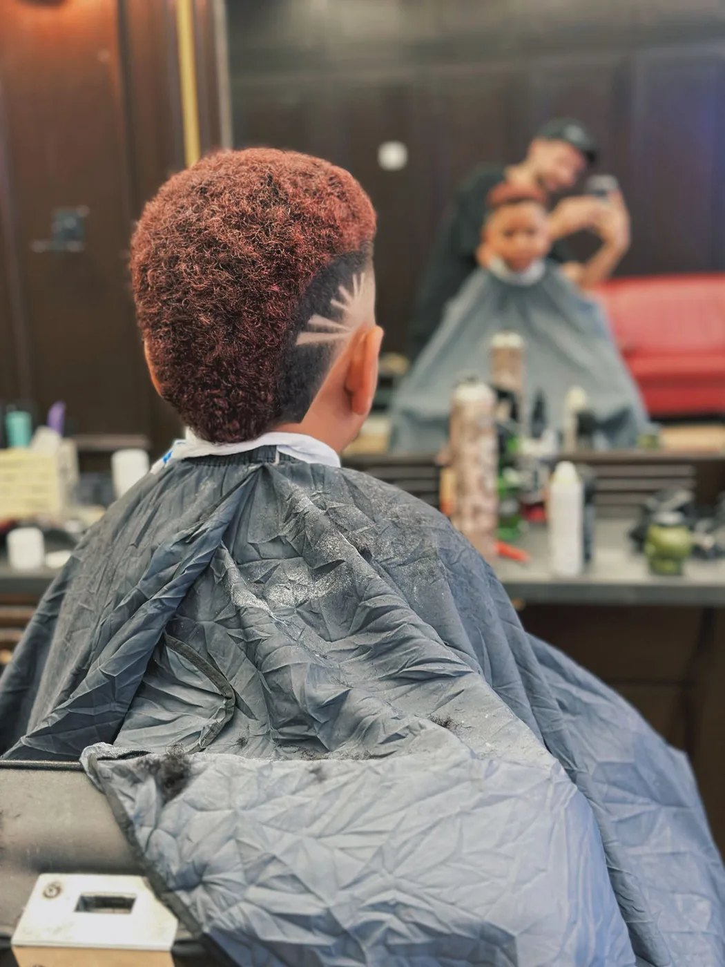 Roter Lockenstyle mit sauberem Design